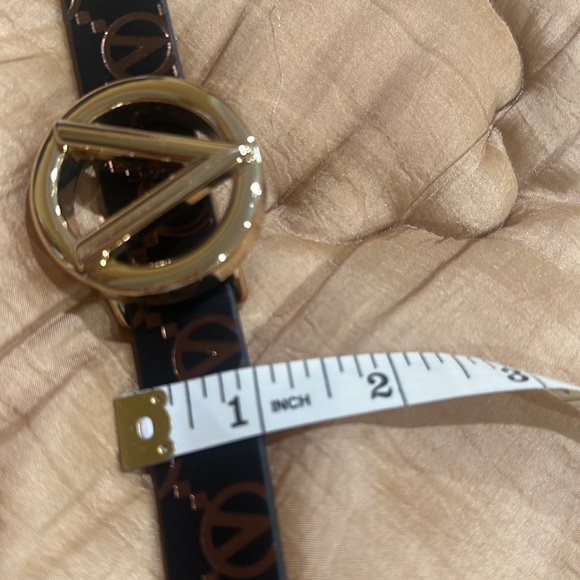 Valentino by Mario Valentino gold logo leather belt in excellent condition. - Picture 6 of 6